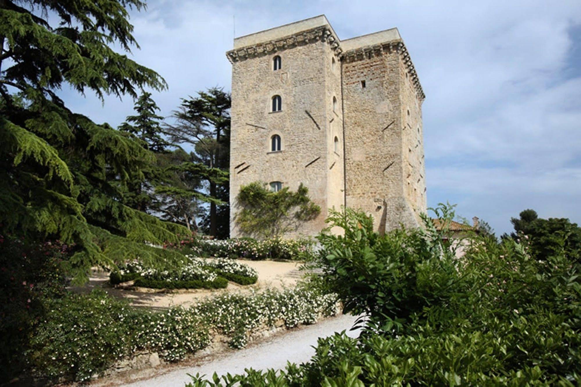 Torre Almonte Aparthotel Todi Bagian luar foto