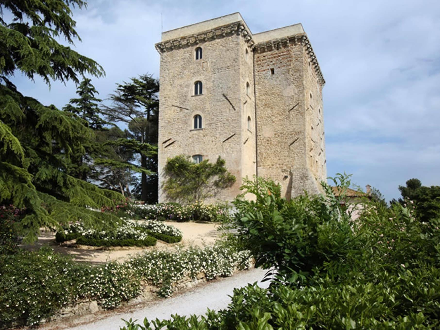 Torre Almonte Aparthotel Todi Bagian luar foto
