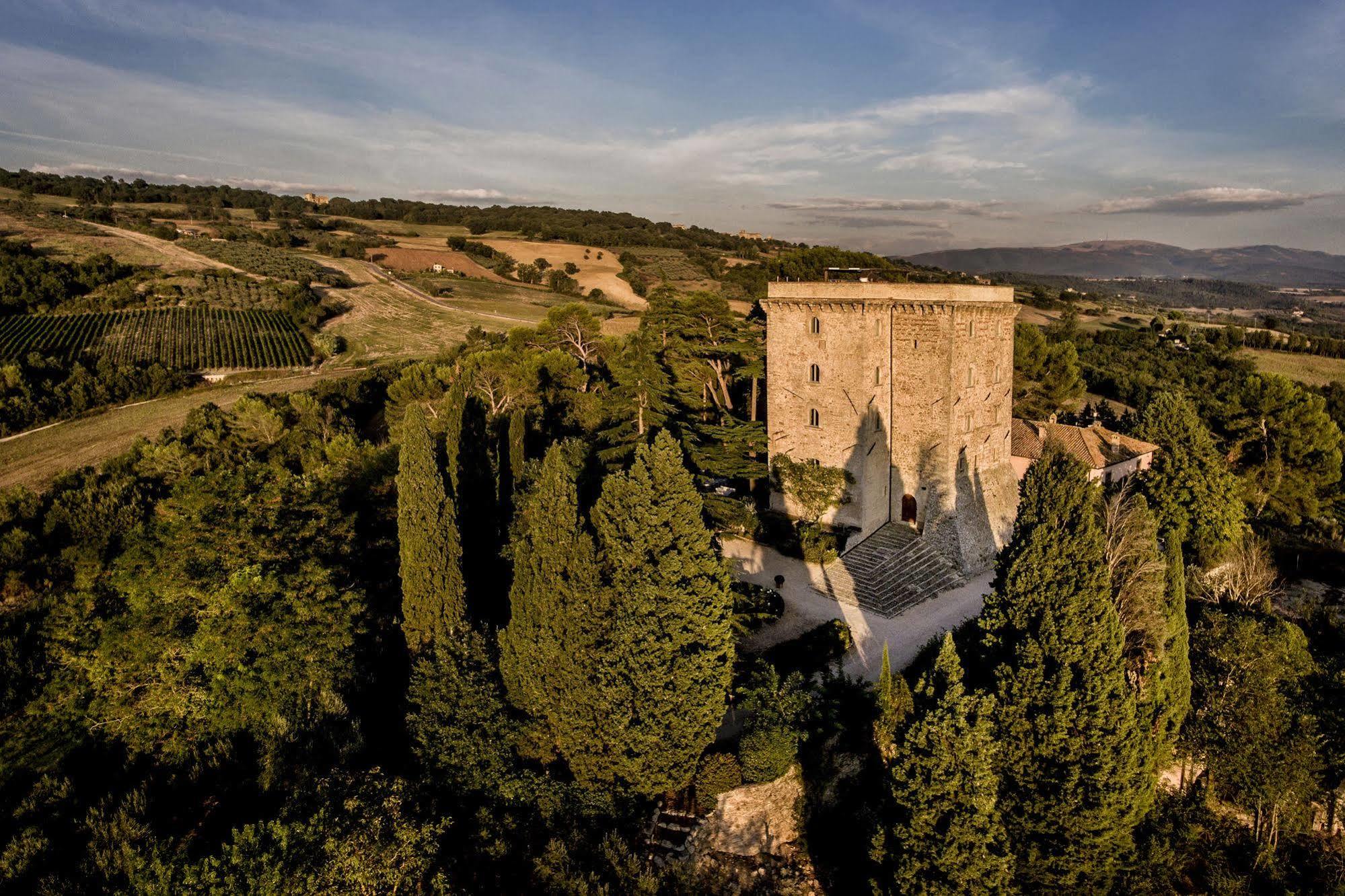 Torre Almonte Aparthotel Todi Bagian luar foto